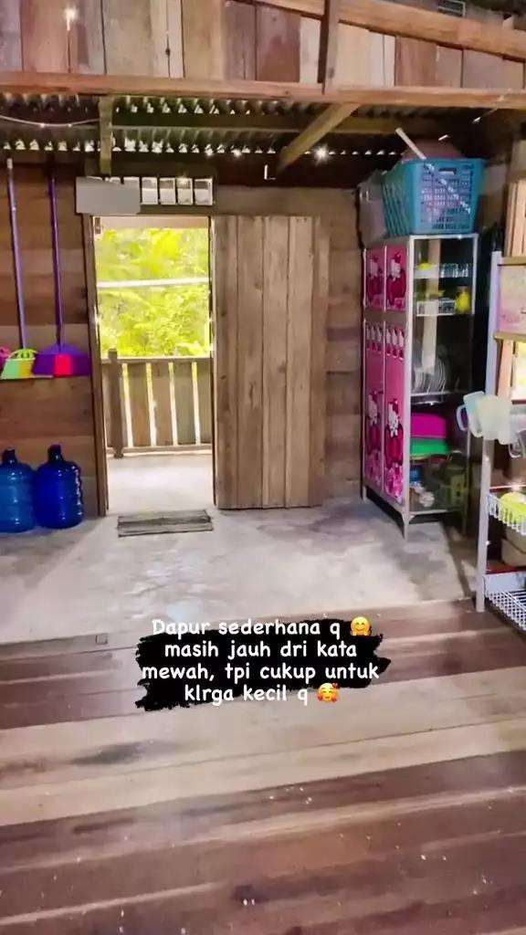 Desain dapur sederhana bertema Hello Kitty.