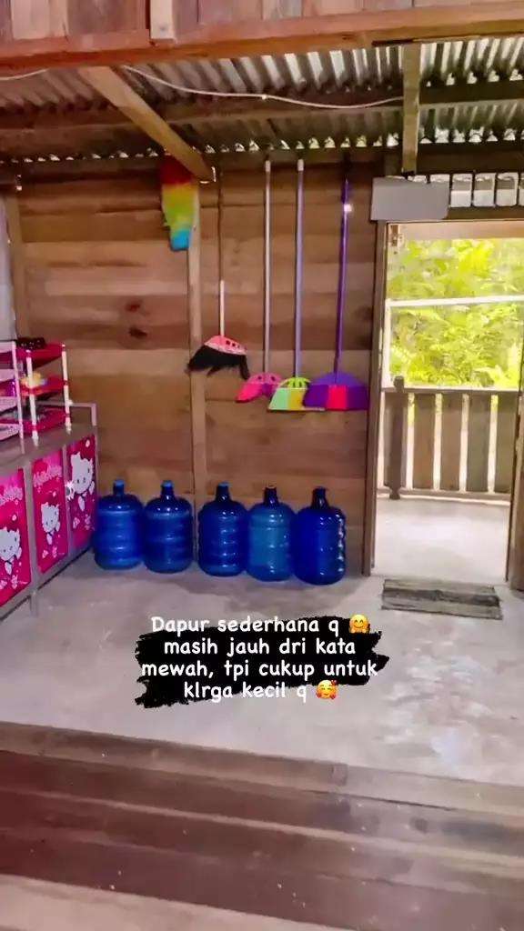 Desain dapur sederhana bertema Hello Kitty.