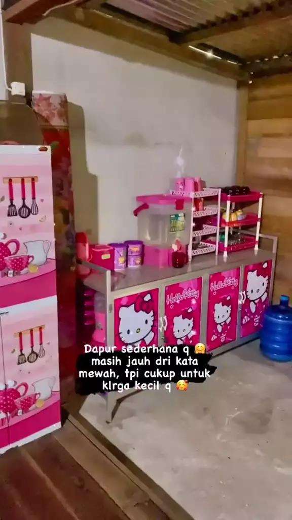 Desain dapur sederhana bertema Hello Kitty.