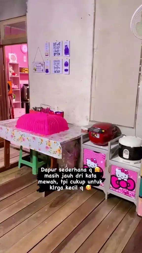 Desain dapur sederhana bertema Hello Kitty.