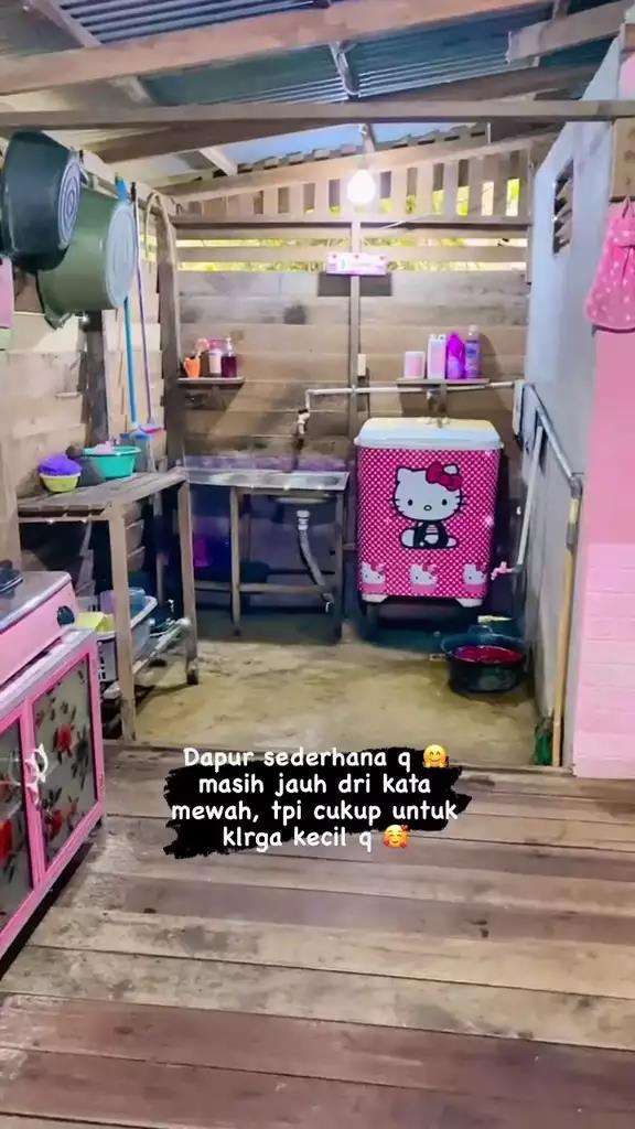 Desain dapur sederhana bertema Hello Kitty.