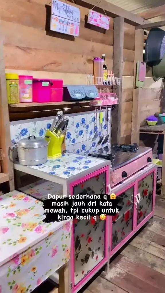 Desain dapur sederhana bertema Hello Kitty.