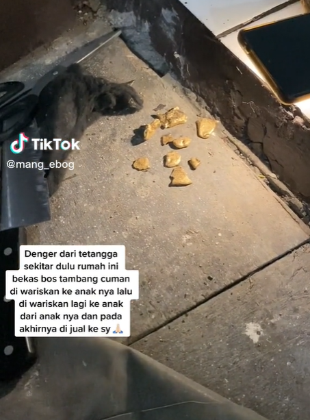Beli Rumah Tua, Pria Ini Dapat Bonus Kepingan Emas Tersimpan di Tembok