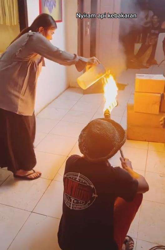 Cara buat adegan kebakaran di sinetron bikin melongo.