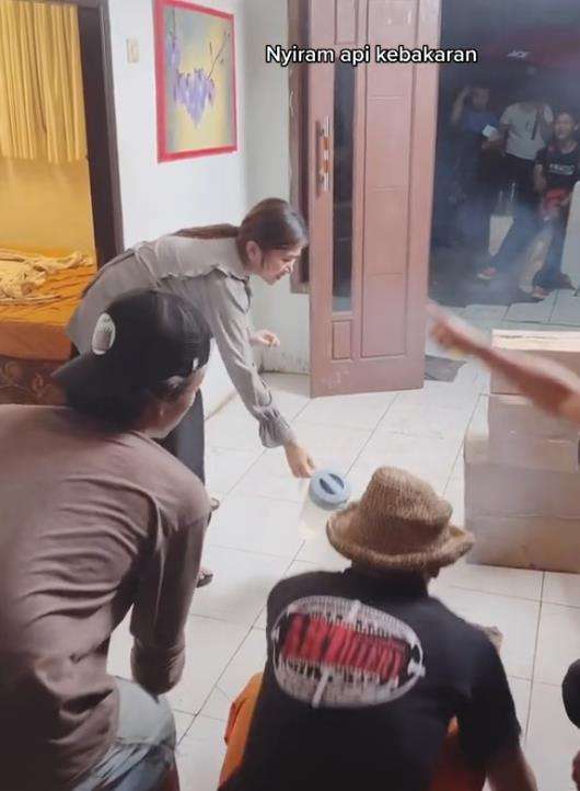 Cara buat adegan kebakaran di sinetron bikin melongo.