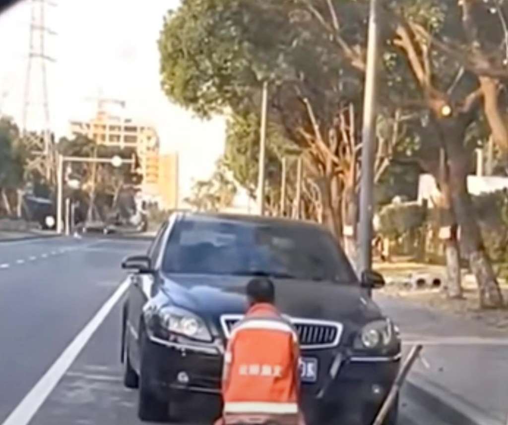 Viral Petugas Kebersihan Dipaksa Berlutut karena Sapu Mengenai Mobil Mewah