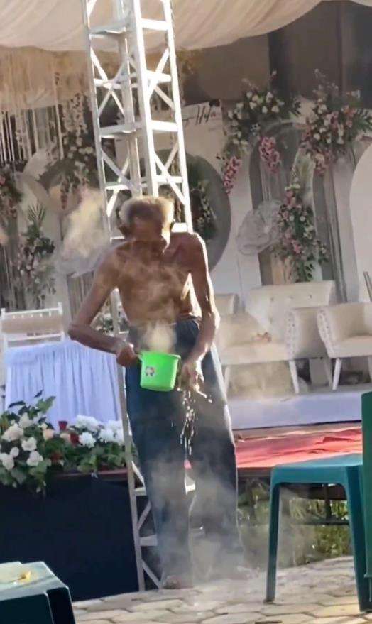 Kakek sakti cuci muka tangan dan kaki pakai air panas mendidih.