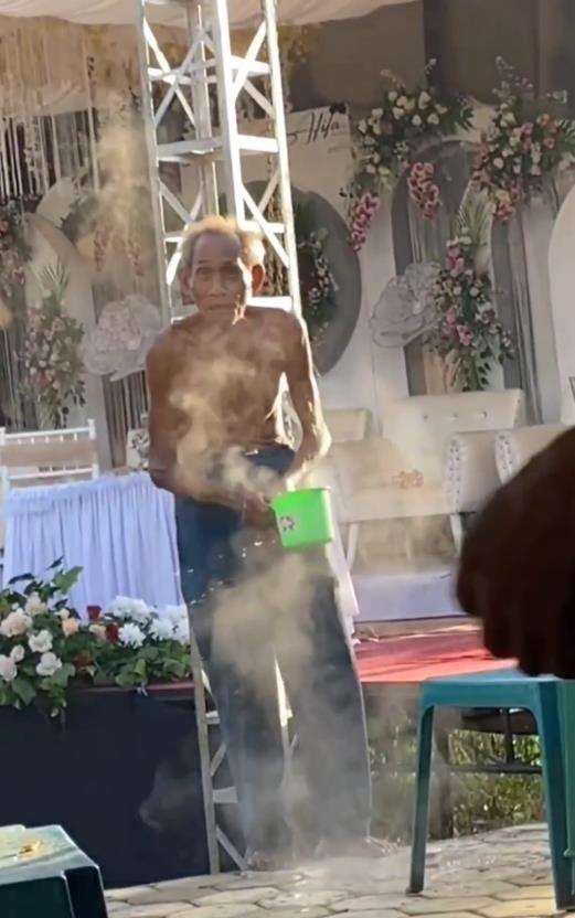 Kakek sakti cuci muka tangan dan kaki pakai air panas mendidih.