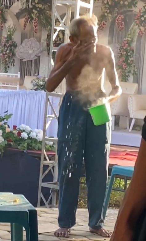 Kakek sakti cuci muka tangan dan kaki pakai air panas mendidih.