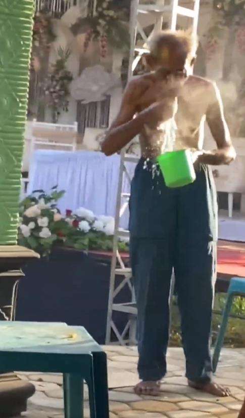 Kakek sakti cuci muka tangan dan kaki pakai air panas mendidih.