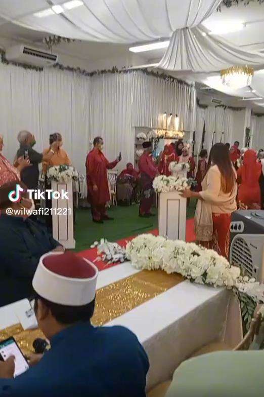 Pengantin pria sakit kanker stadium 4, pengantin wanita tetap setia lanjutkan pernikahan.
