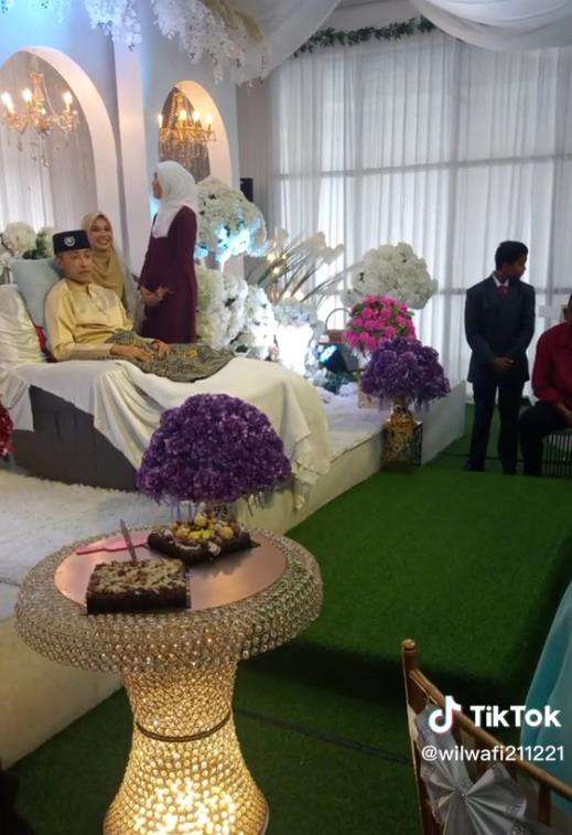 Pengantin pria sakit kanker stadium 4, pengantin wanita tetap setia lanjutkan pernikahan.