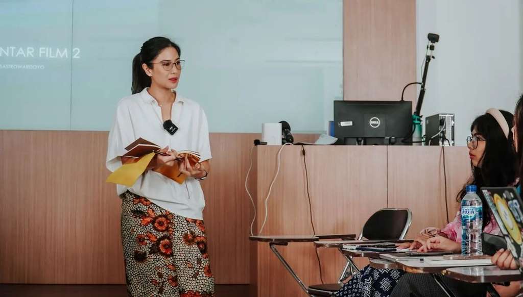 Dian Sastro Mengajar Vokasi UI