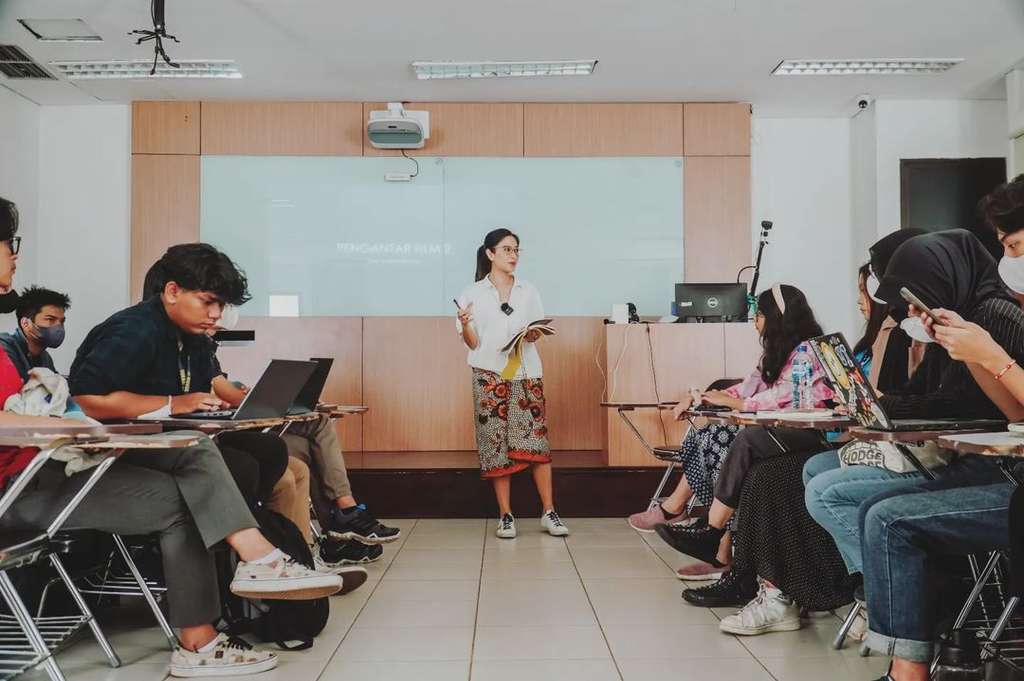 Dian Sastro Mengajar Vokasi UI