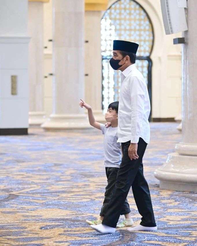 Keluarga Presiden Jokowi Mengunjungi Masjid Raya Sheikh Zayed
