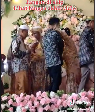 Pengantin Wanita Peluk Sang Mantan di Pelaminan, Keluarga Mempelai Pria Minta Uang Panai Dikembalikan
