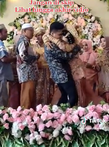 Pengantin Wanita Peluk Sang Mantan di Pelaminan, Keluarga Mempelai Pria Minta Uang Panai Dikembalikan