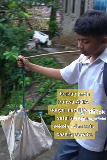 Hanya Punya 1 Seragam dan Sepatu, Siswa SMA Ini Jual Sayur Keliling Demi Biaya Sekolah