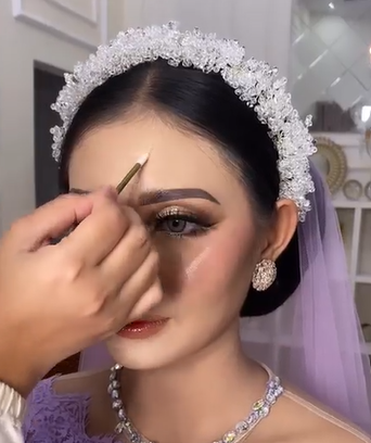 Merapikan Makeup Merapikan Makeup