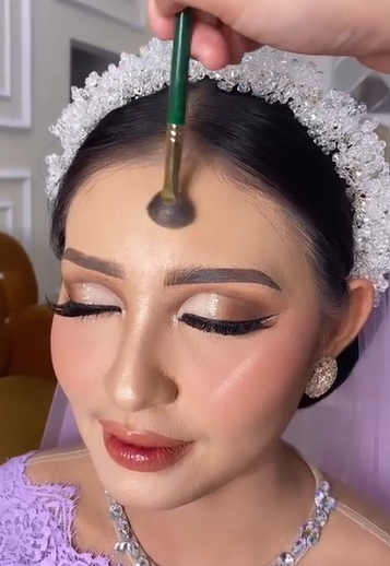 Merapikan Makeup Merapikan Makeup