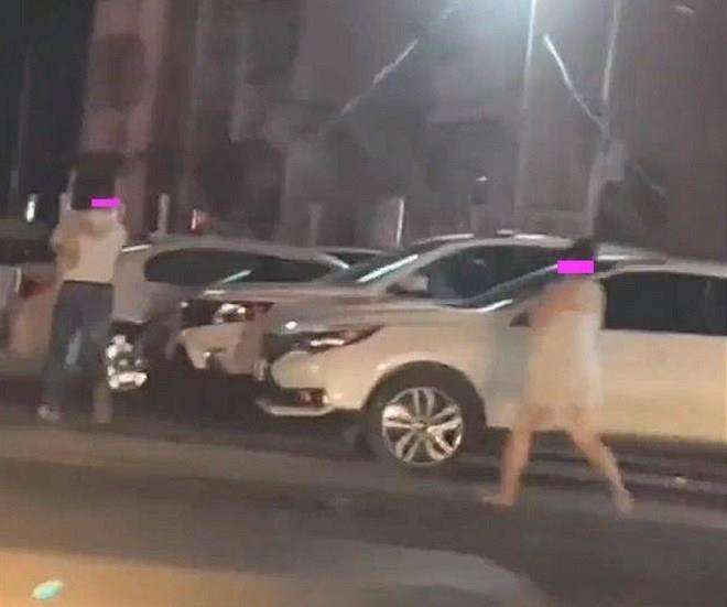 Cuma berbalut handuk dan bertelanjang kaki, wanita kejar pria di jalanan.