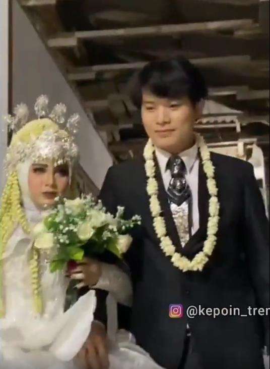 Viral gadis Madura menikahi cowok ganteng dari Korea Selatan.
