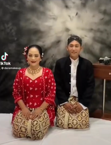 Pengantin Wanita Menari Saat Prewedding