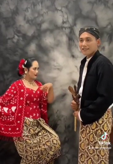 Pengantin Wanita Menari Saat Prewedding