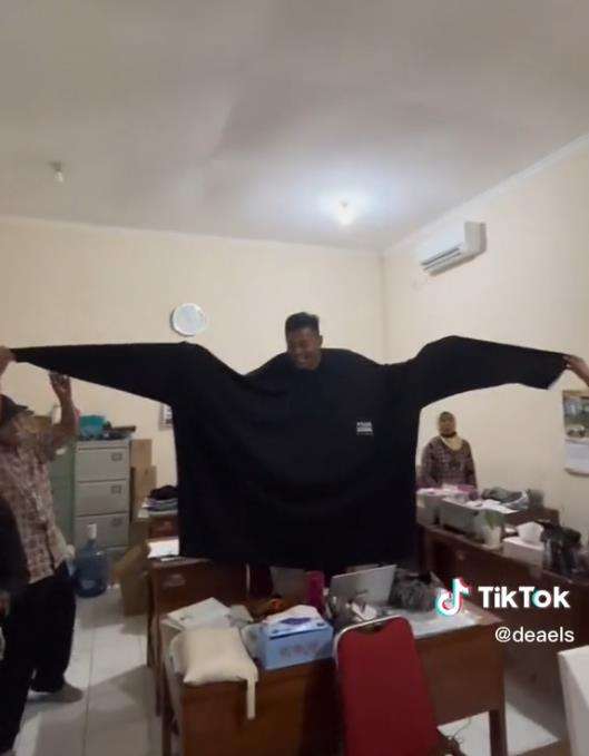 Buat baju di penjahit, hasilnya bikin ngakak.
