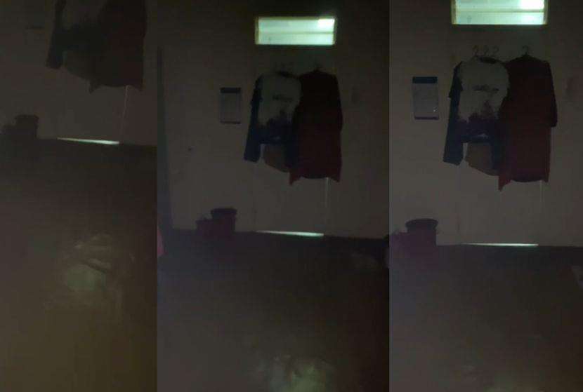 Di celah bawah pintu seharusnya terlihat bayangan, tapi ini tidak sama sekali.