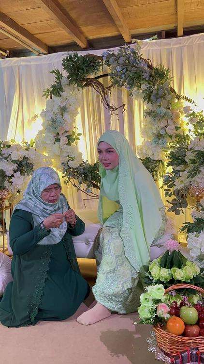 Wanita tanpa tangan akhirnya bertunangan.
