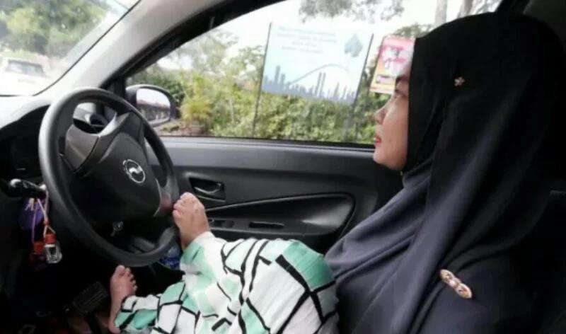 Wanita tanpa tangan akhirnya bertunangan.