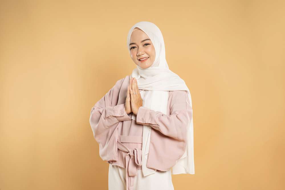 Pakai Hijab Putih Bikin Wajah Terlihat Kusam? Trik Ini Bantu Kamu Tetap Pede
