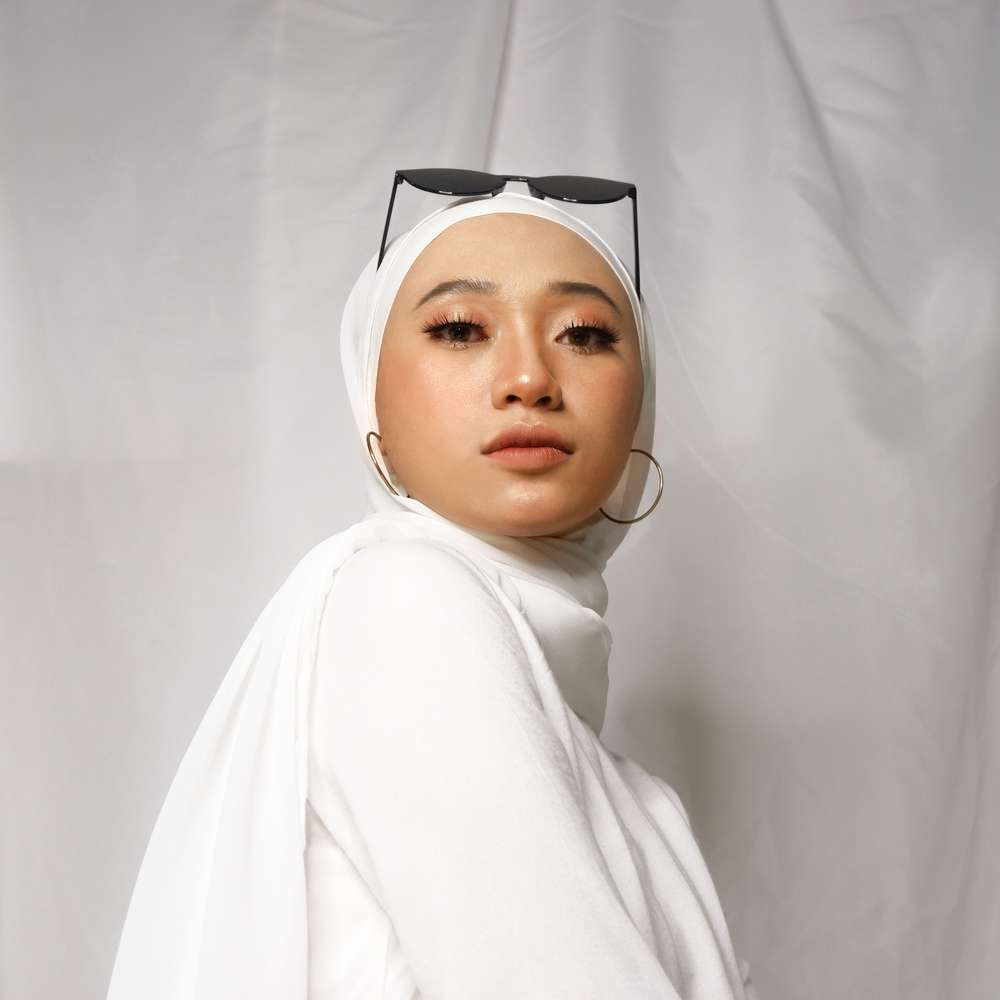 Pakai Hijab Putih Bikin Wajah Terlihat Kusam? Trik Ini Bantu Kamu Tetap Pede