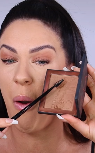 Memakai Bronzer