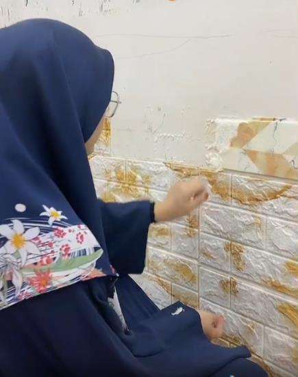 Rumah gagal estetik gegara pasang wallpaper dinding.
