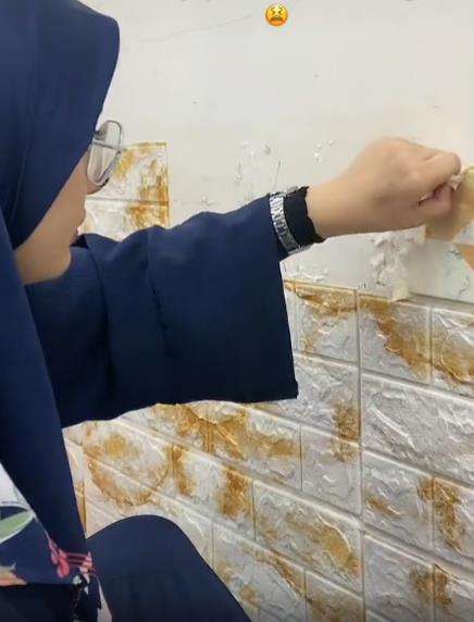 Rumah gagal estetik gegara pasang wallpaper dinding.