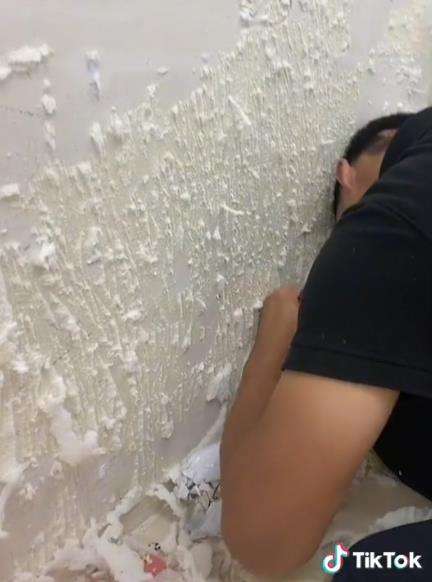 Rumah gagal estetik gegara pasang wallpaper dinding.