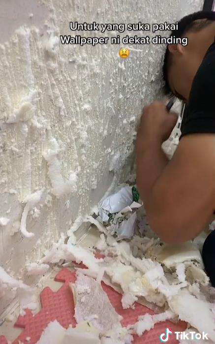 Rumah gagal estetik gegara pasang wallpaper dinding.