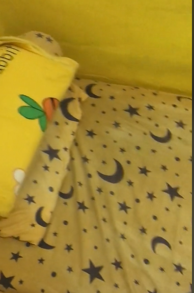 Pecinta Kuning Garis Keras, Penampakan Kamar Kos Ini Bikin Silau Mata