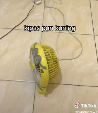 Pecinta Kuning Garis Keras, Penampakan Kamar Kos Ini Bikin Silau Mata