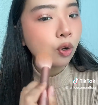 Memakai Bedak