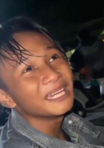 Cowok menangis galau cintanya ditolak.