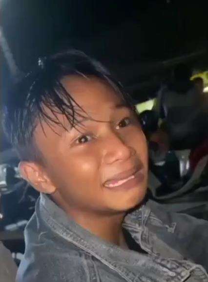 Cowok menangis galau cintanya ditolak.