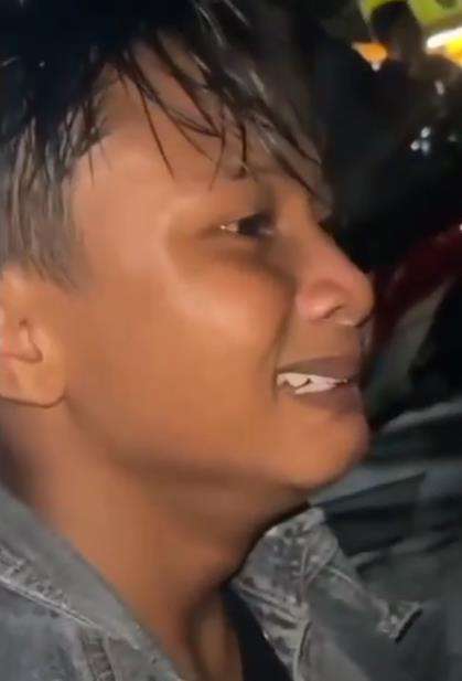 Cowok menangis galau cintanya ditolak.