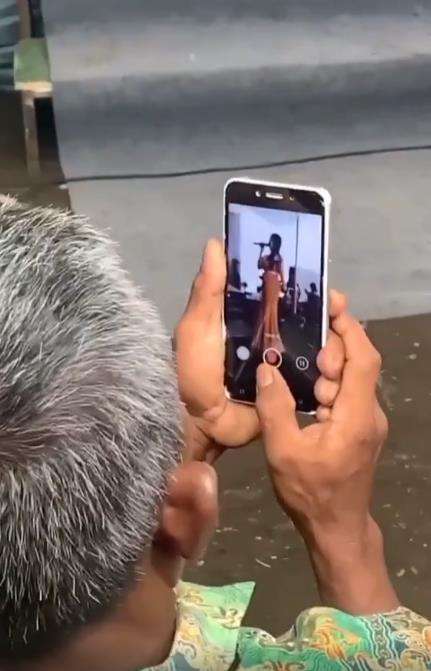 Kakek rekam biduan seksi goyang di acara hajatan.