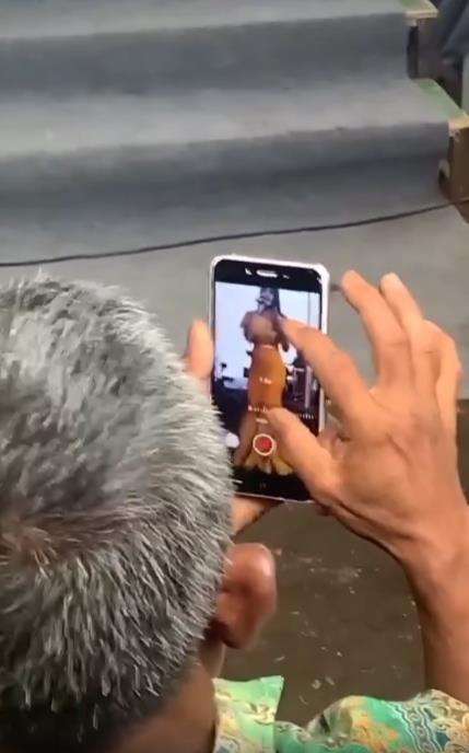 Kakek rekam biduan seksi goyang di acara hajatan.