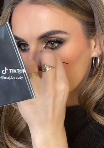 Memakai Eyeliner