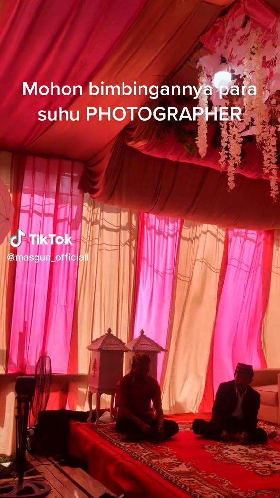 Fotografer galau dekorasi pernikahan didominasi warna merah dan pink.