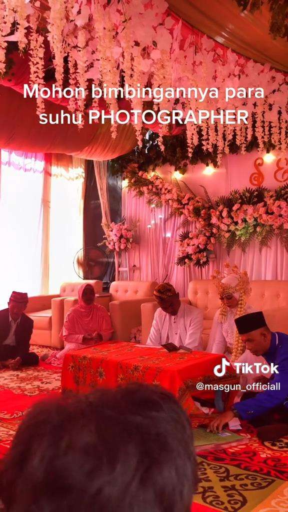Fotografer galau dekorasi pernikahan didominasi warna merah dan pink.